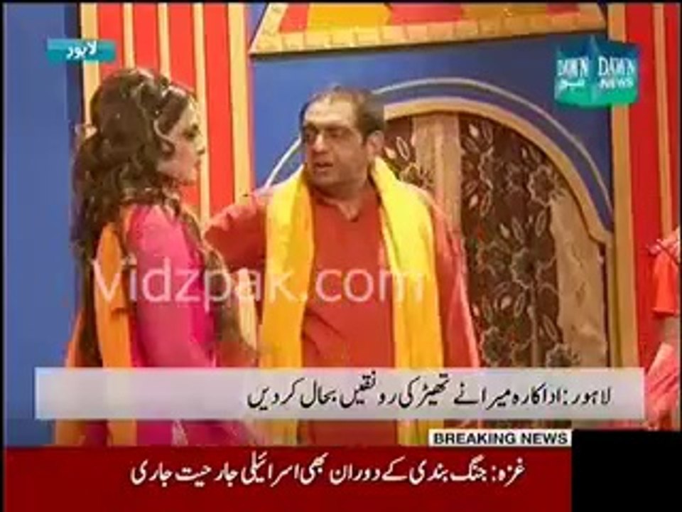 Scandals Queen Meera performs on Baby Doll on Lahore Stage Show