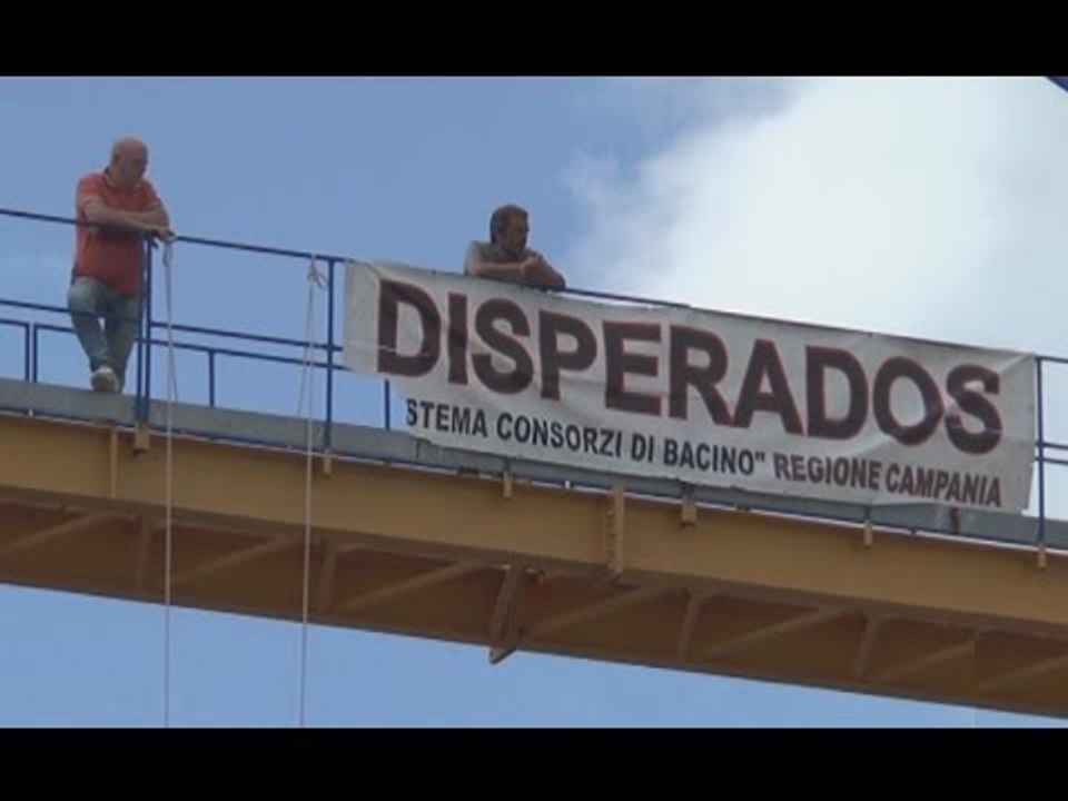 Napoli - I lavoratori Cub sulla gru del cantiere di Piazza Municipio (31.07.14)