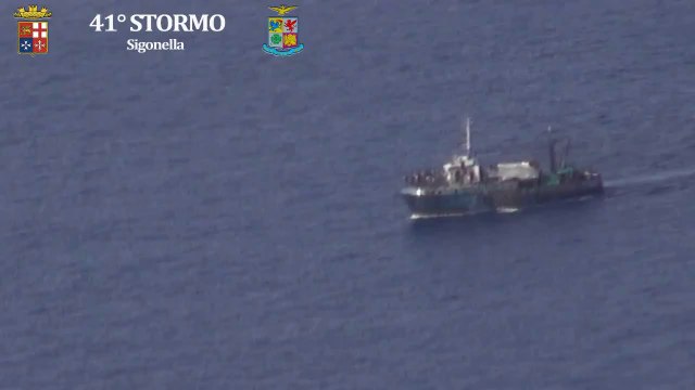 Sicilia - Operazione Mare Nostrum - Il 41° Stormo avvista due imbarcazioni di migranti (30.07.14)