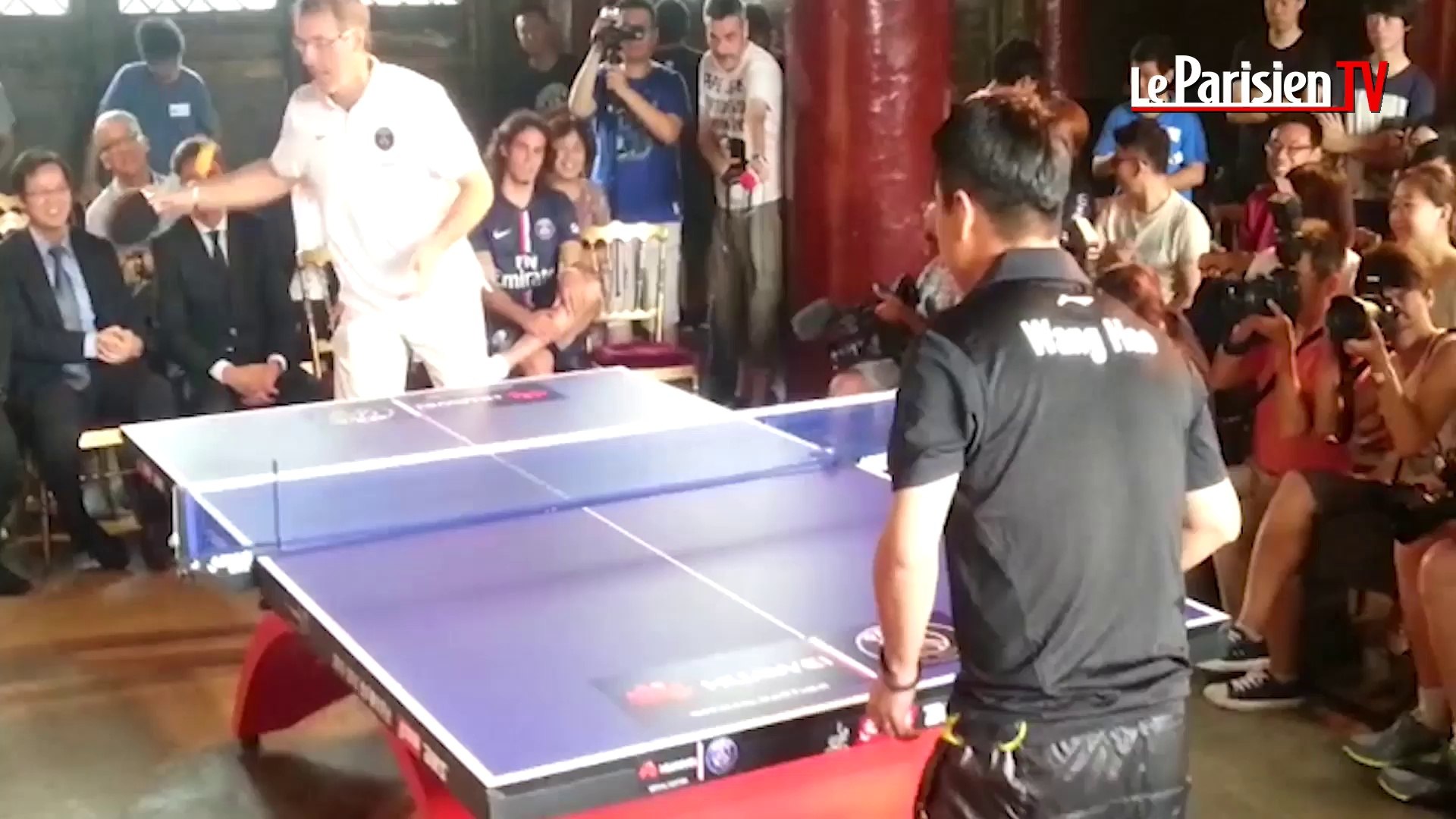 ⁣PSG : Cavani et Blanc épatent les Chinois ... au tennis de table