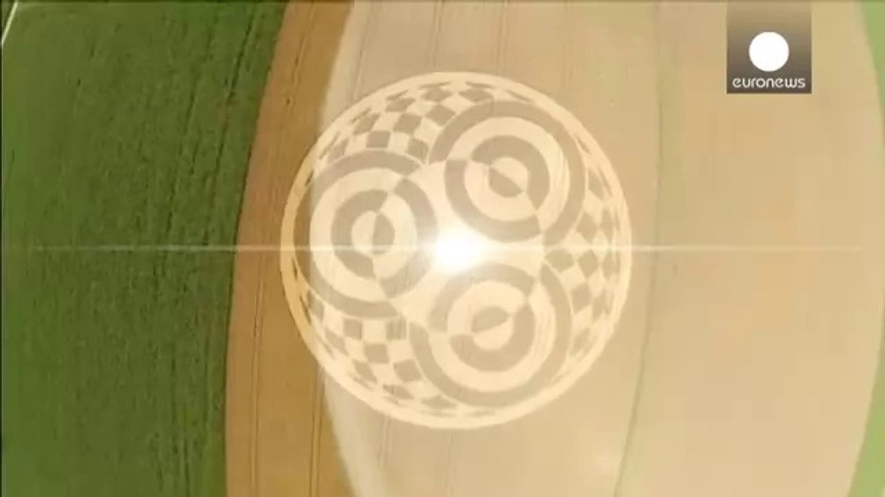 Almanları hayrete düşüren ekin çemberi |  Tarlada bir gecede beliren gizemli ekin çemberi