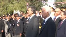 Cumhurbaşkanı Gül, KKTC’de Atatürk Anıtına Çelenk Koydu ve Anıt Özel Defterini İmzaladı