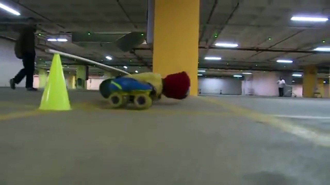 un enfant de 6 ans passe sous 39 voitures en roller