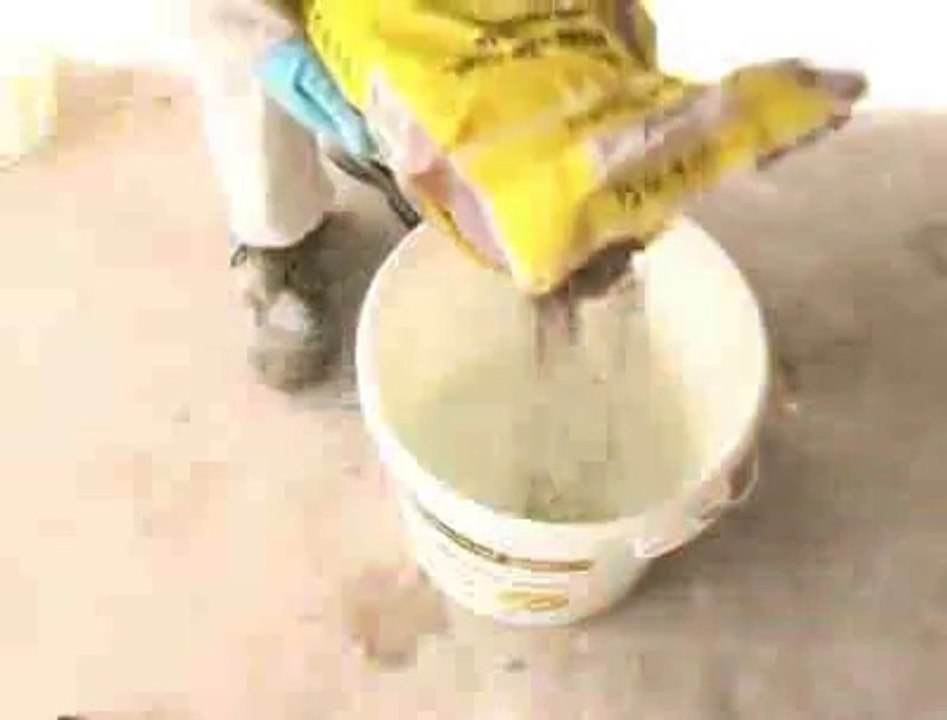 Appliquer un mortier-colle allégé et anti-poussière weber (weber.col max²)