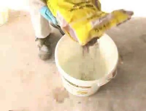 Appliquer un mortier-colle allégé et anti-poussière weber (weber.col max²)