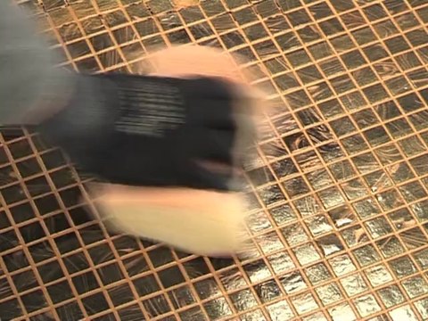 Appliquer les joints effet métallisé Weber ( weber.joint métal)