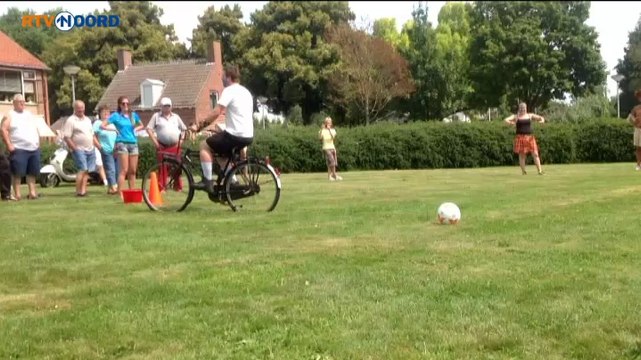 Slag om Noord: Met dienblad op de fiets in Sappemeer - RTV Noord