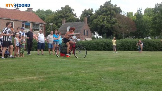 Slag om Noord: Met dienblad op de fiets in Sappemeer - RTV Noord