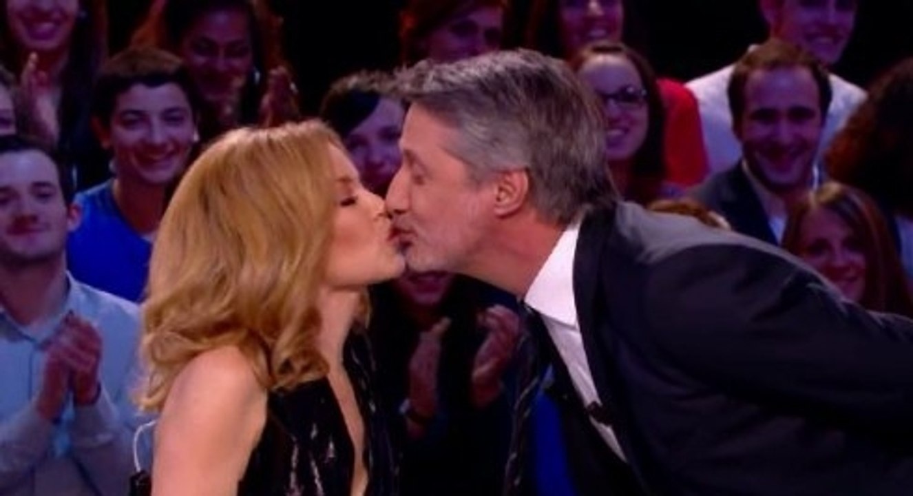 Quand Antoine De Caunes embrasse Kylie Minogue...