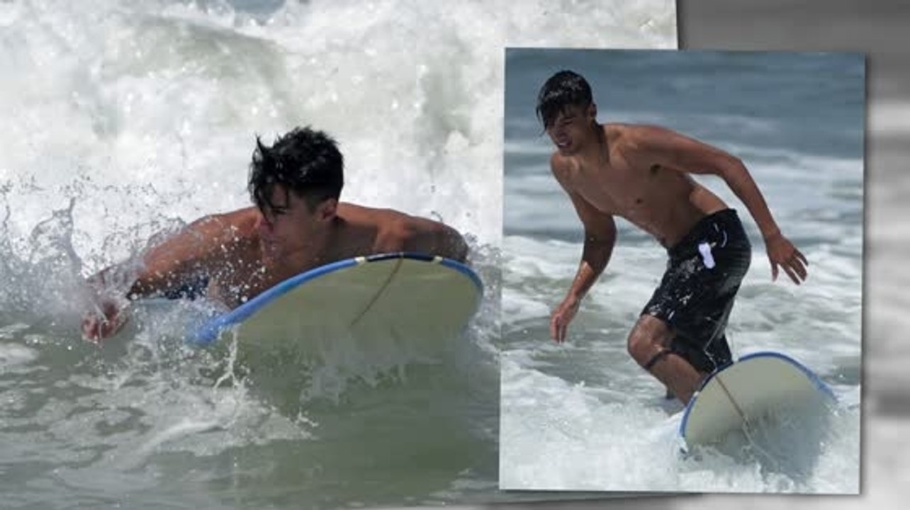 Siva Kaneswaran surft in Venice Beach