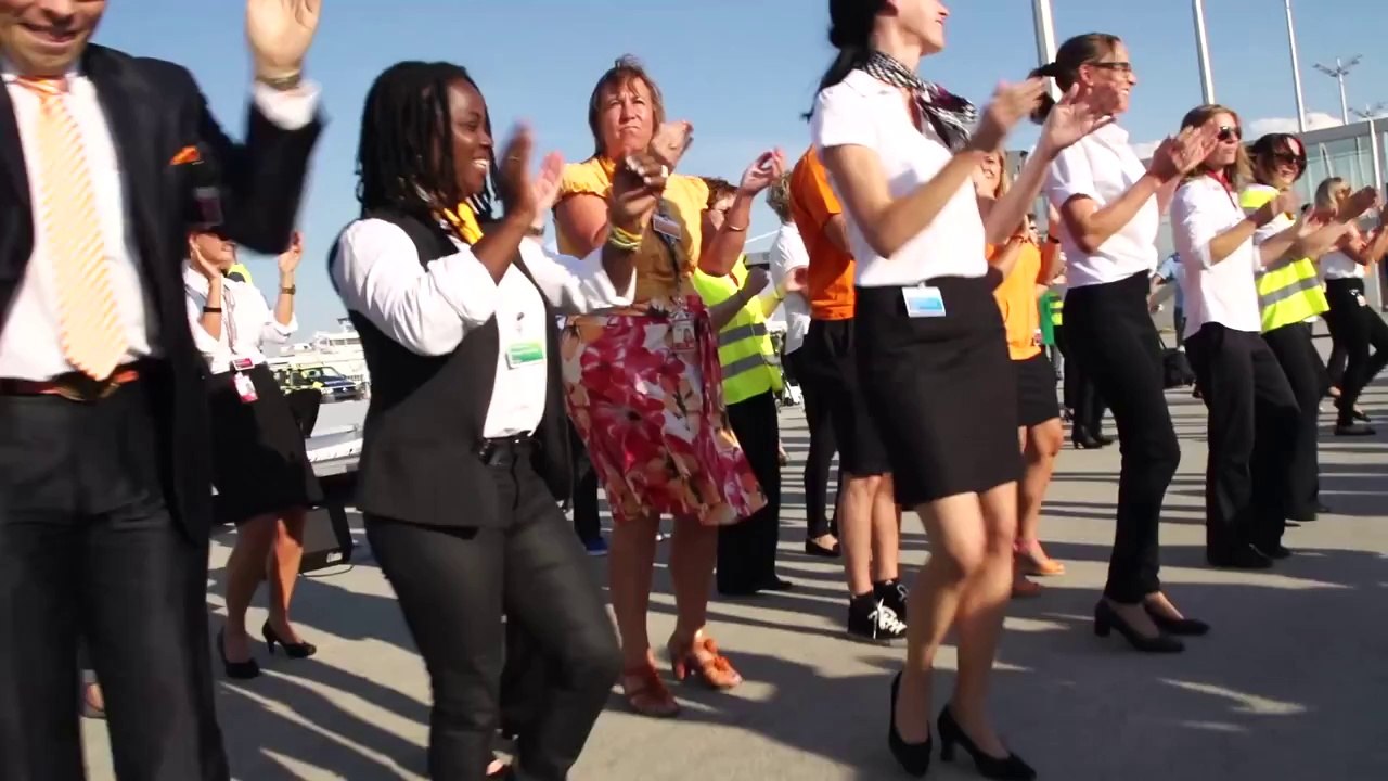 Le Aladdin pianiste : Stefan Aaron joue du piano sur un tapis volant