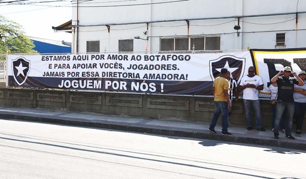 Torcedores do Botafogo levam faixa de apoio aos jogadores