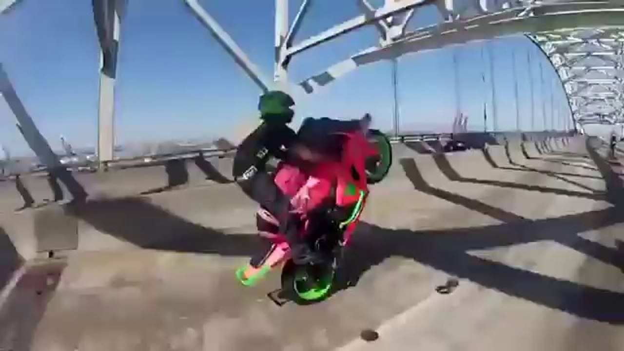 Figure de stunt moto par un couple