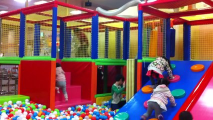 ボールが降ってくる！？楽しいボールプール