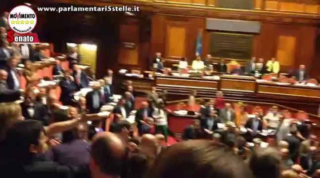 M5S - Caos in aula, le IMMAGINI ESCLUSIVE delle proteste della Lega nord - MoVimento 5 Stelle