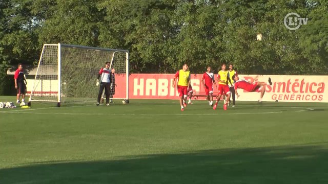Só faltou marcar! Ganso dá bela bicicleta, mas para em goleiro