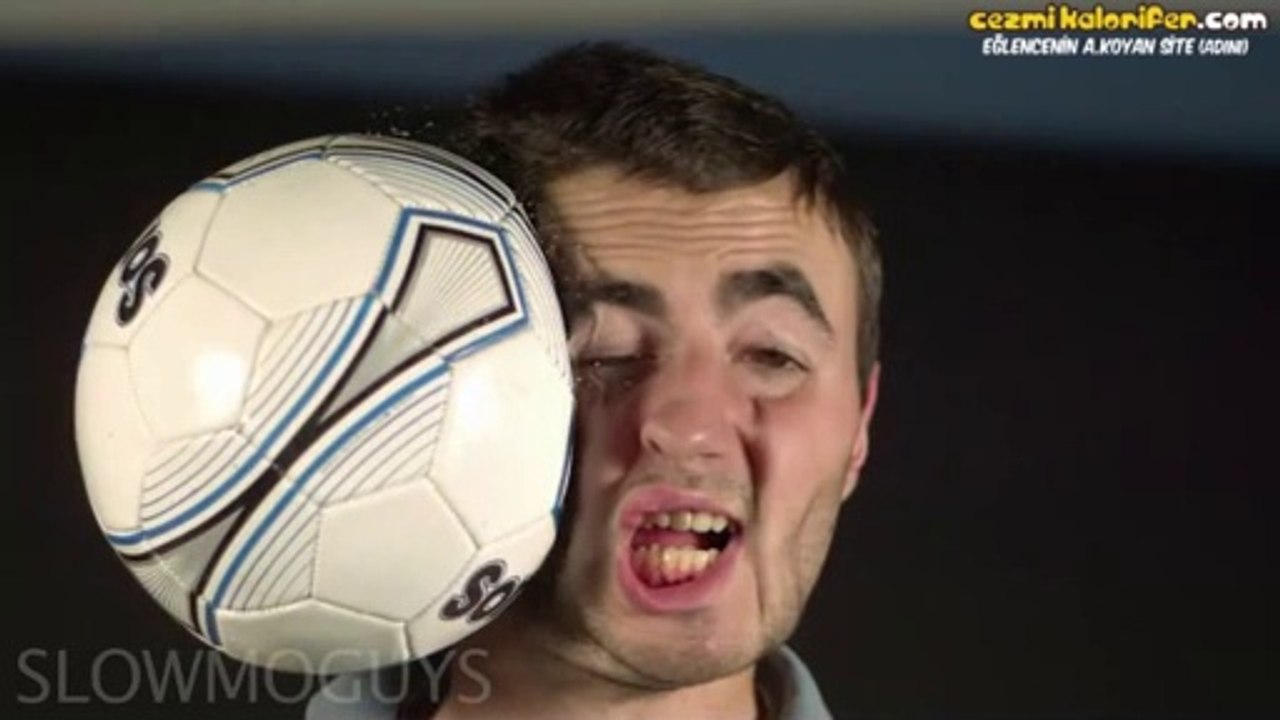 Yavaş Çekimde Futbol Topunun Yüze Çarpma Anı
