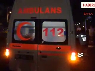 Otomobil, Otobüs Durağını Parçaladı: 1 Yaralı