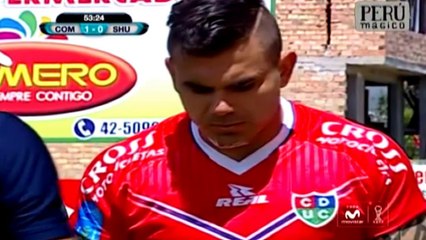 Pérou - Bogado joue avec un bonnet de bain