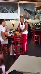 Download Video: Deux boxeurs se défient dans un restaurant! Et ça finit mal...