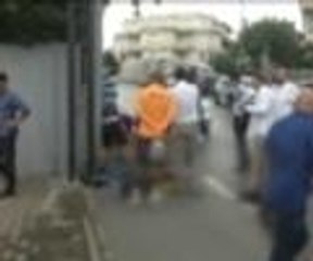 Foto muhabiri demir kapıya sıkıştı