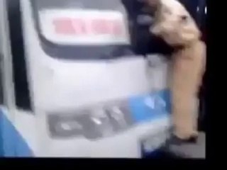 بھارتی پولیس اہلکار بس کو روکنے کی کوشش کرتے ہوئے
