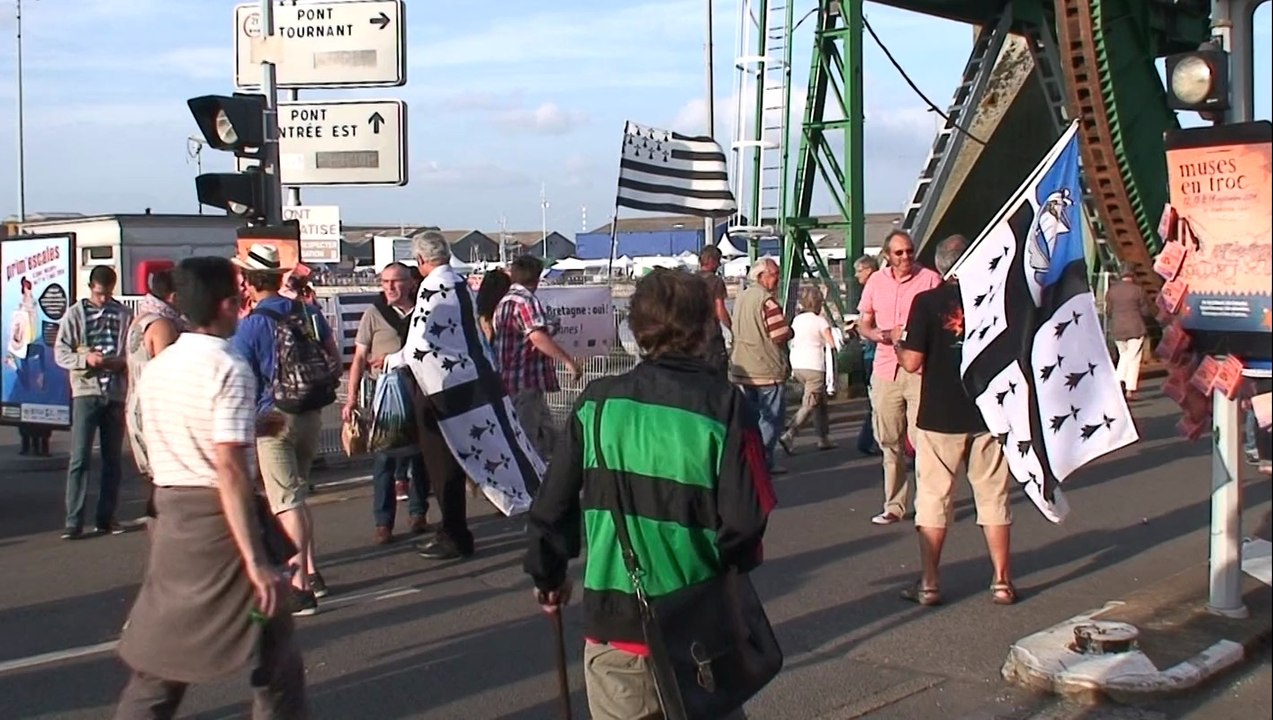 TRACTAGE AUX  "ESCALES" POUR LA RÉUNIFICATION DE LA BRETAGNE