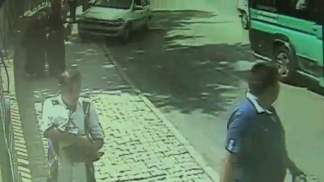 Otomobil yayaların arasına daldı!