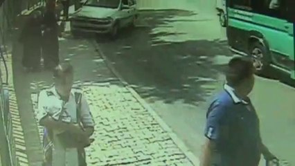 Otomobil yayaların arasına daldı!