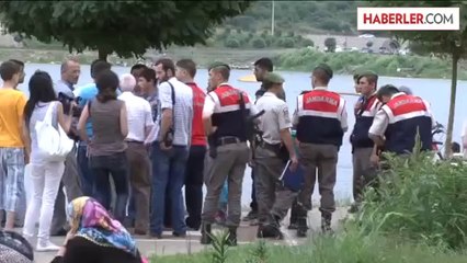Gölete giren genç kayboldu -
