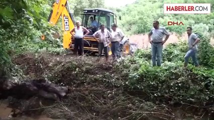 Lapseki'de Otomobil Sürücüsü Taşan Derenin Sularına Kapıldı