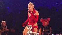 VIDEO Miley Cyrus Bangerz Tour NEW YORK CITY (Miley Has FUN With Fans)