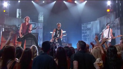 5 Seconds Of Summer - She Looks So Perfect (BILLBOARD AWARDS May 18th 2014)