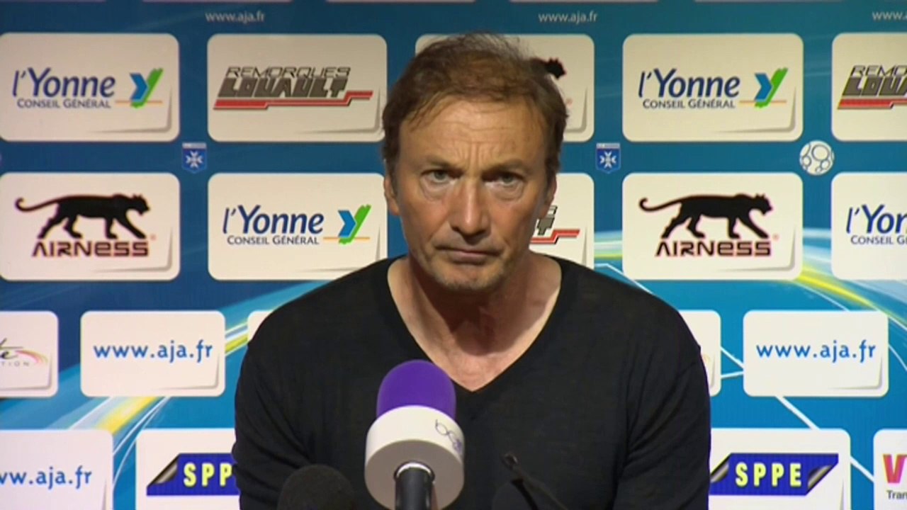 Conférence de presse AJ Auxerre - Havre AC (2-0) : Jean-Luc VANNUCHI (AJA) - Erick MOMBAERTS (HAC) - 2014/2015