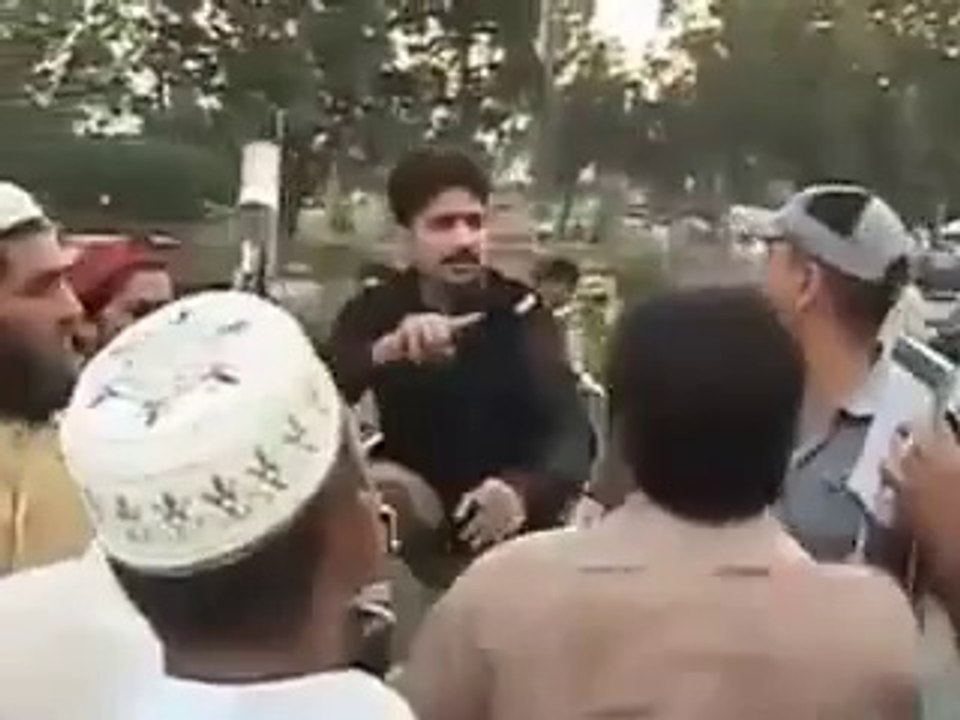 Pathan Vs Policeman