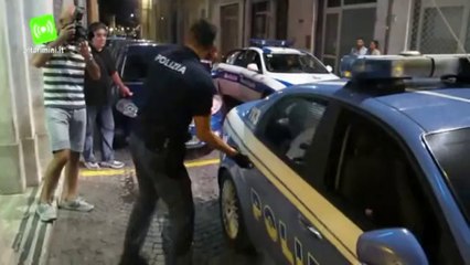 Video arresto: rapinano due ragazzi e tentano la fuga in mare