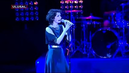 İstanbul'da Emma Shapplın rüzgarı