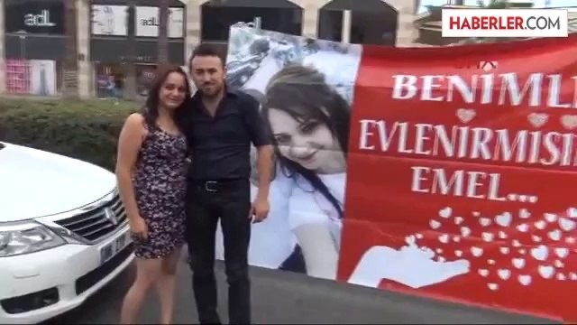 Sevgiliye Pankartlı Evlenme Teklifi