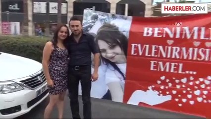 Sevgiliye Pankartlı Evlenme Teklifi