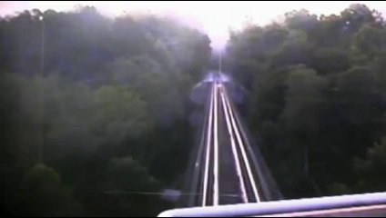 Un train passe sur 2 femmes coincées sur le rail...