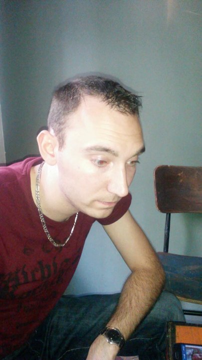 Damien mange des vers