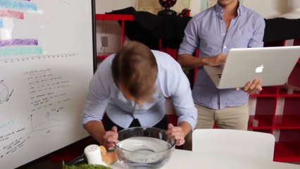 Clip de BuzzFeedVideo : "Les choses que fait Dumbledore Dumbledore et qui paraîtront louches si vous les faîtes"