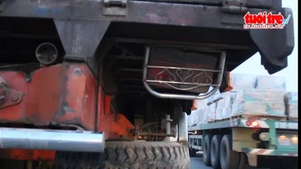 Lao vào đuôi xe tải cẩu, 1 người chết, 1 bị thương