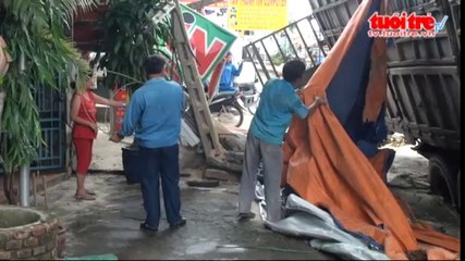 Xe tải lật nhào vì sập mương thoát nước dọc quốc lộ 1