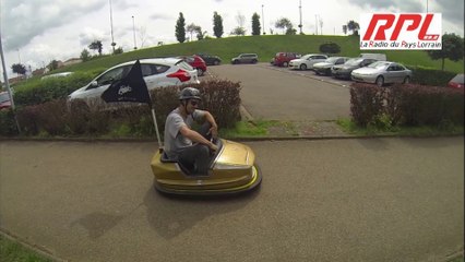 Insolite Auto tamponneuse sur la route