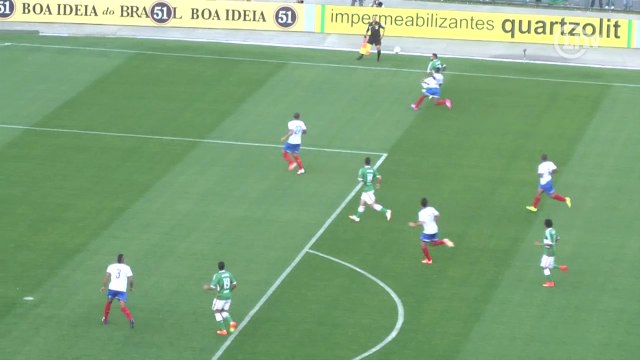 Weldinho aplica dois chapéus em jogada pela lateral