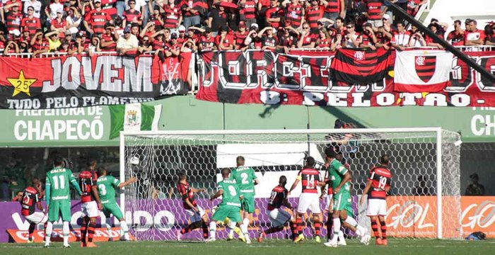 Em confronto direto, Fla perde para Chapecoense e continua no Z4
