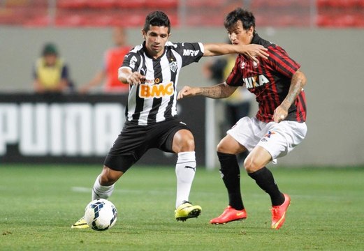 Atlético-MG vence o Atlético-PR no Horto e sobe na tabela