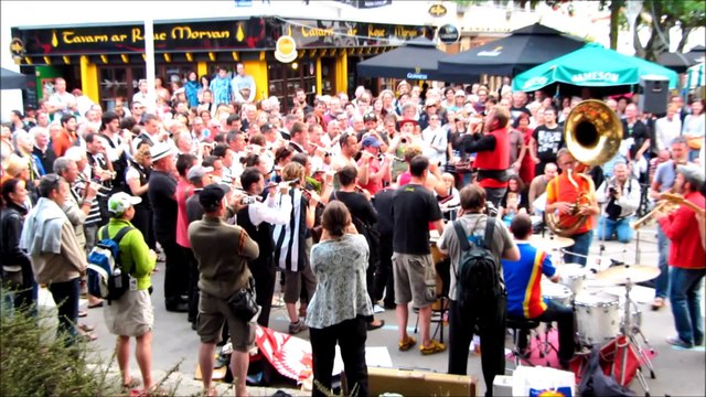 FIL 2014 dim 3 - Les trompettes du Mozambique invitent 100 bombardes!