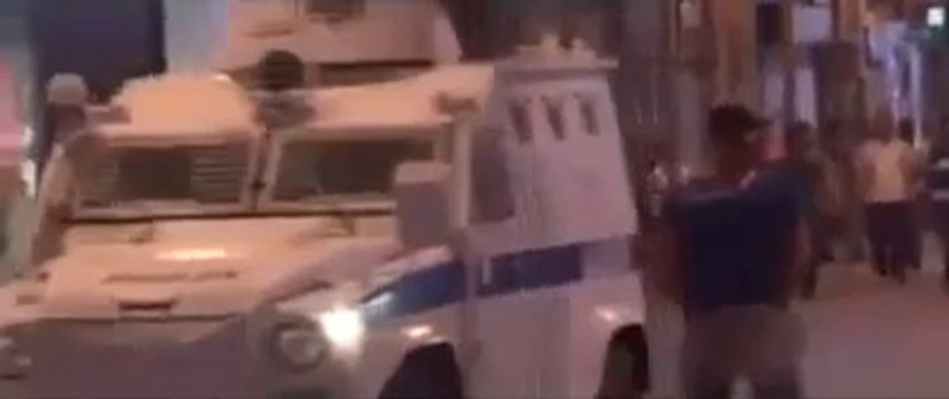 Taksim'in Ortasına Tuvaletini Yapan Adam